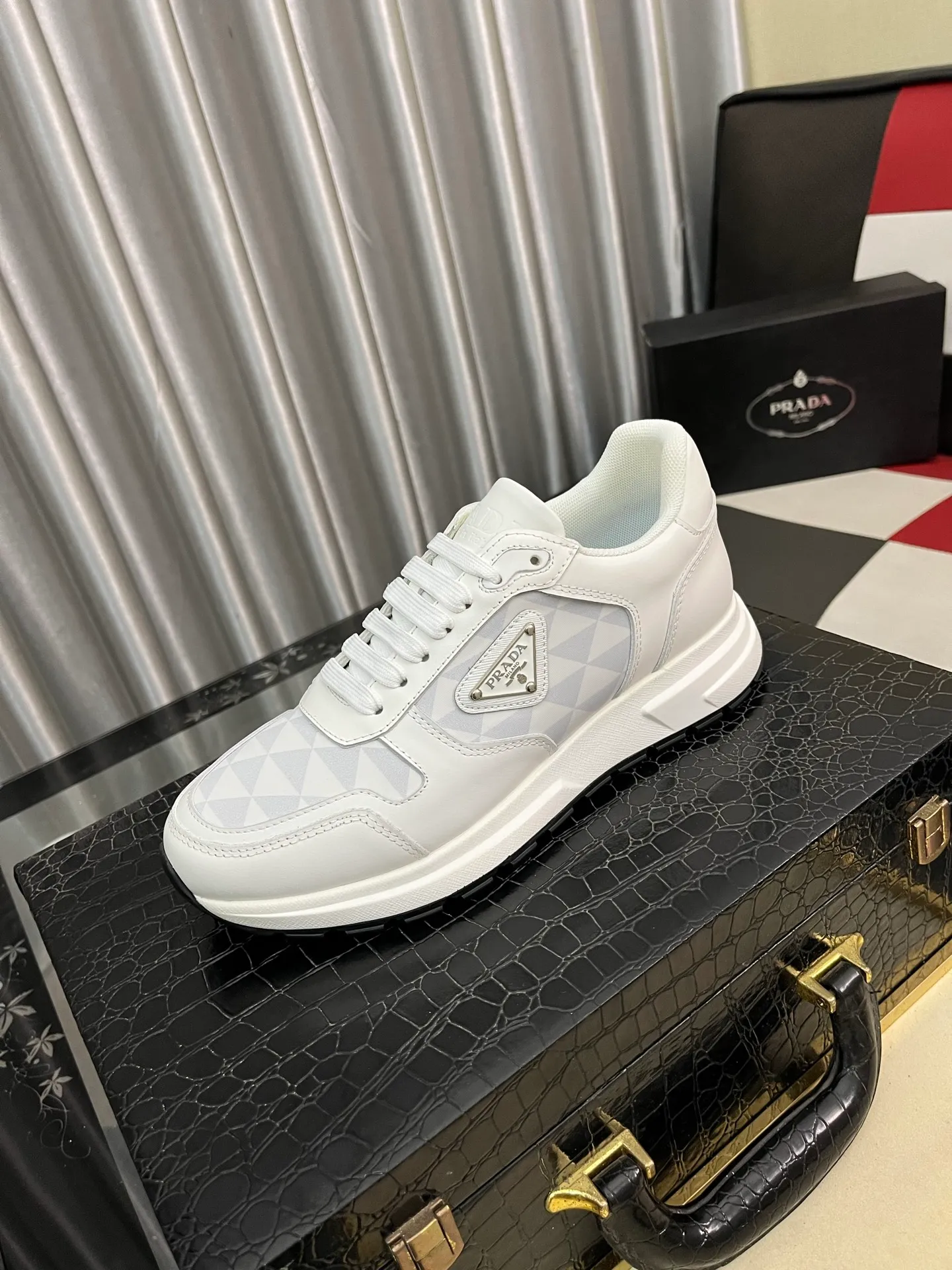 Men's men's shoes 💰420⌚️⌚️ Prada/Prada Men's new casual shoes, this sports shoe is made of imported calfskin upper with breathable mesh and breathable mesh lining. The foot pads are made of sheepskin, and the outsole is made of non-slip sports exclusive rubber outsole with logo. It feels good on the feet and is a fashionable item! Size: 38-442️⃣Colors available